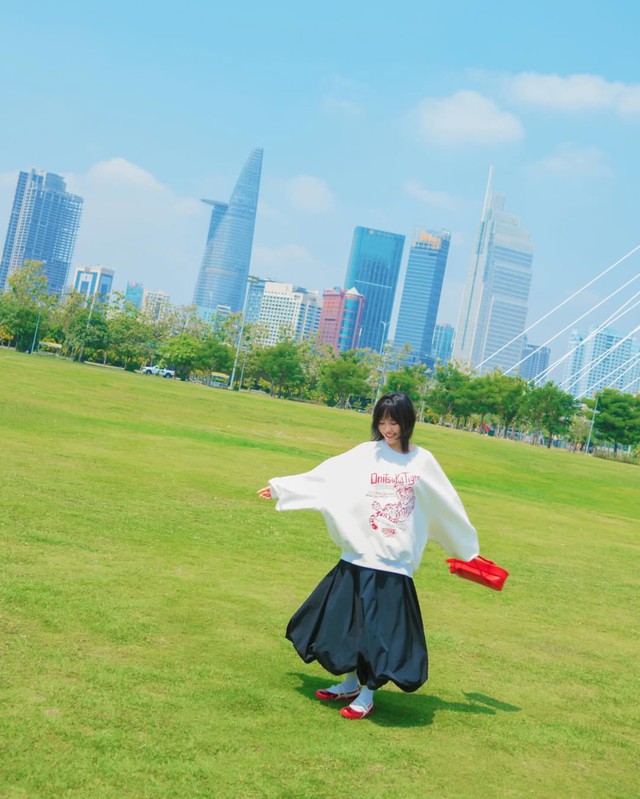 Chân váy và giày búp bê – công thức 'quốc dân' trở lại đầy cuốn hút - Ảnh 11.