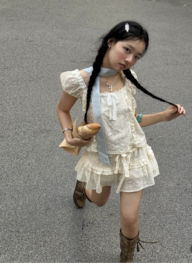 Điểm xuyết nét duyên cùng phụ kiện quàng cổ chấm bi- Ảnh 5.