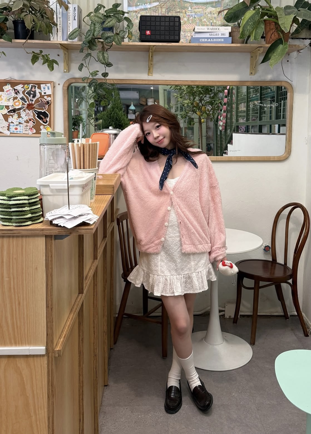 Điểm xuyết nét duyên cùng phụ kiện quàng cổ chấm bi- Ảnh 8.