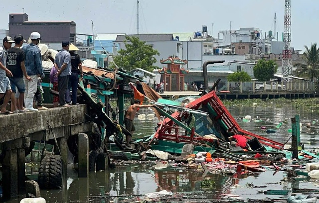 Nổ t&agrave;u thu mua hải sản ở An Giang, 5 người bị thương- Ảnh 1.