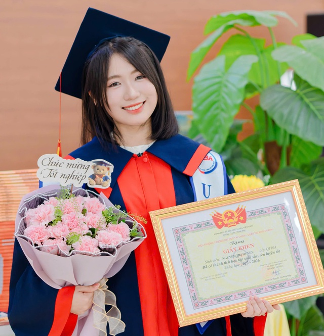 Nữ thủ khoa &lsquo;g&acirc;y b&atilde;o mạng&rsquo; khi đưa 29 người th&acirc;n đi dự lễ tốt nghiệp - Ảnh 3.