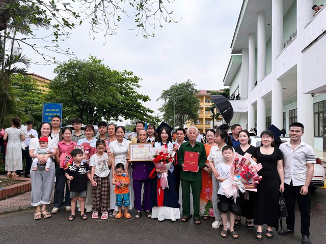 Nữ thủ khoa &lsquo;g&acirc;y b&atilde;o mạng&rsquo; khi đưa 29 người th&acirc;n đi dự lễ tốt nghiệp - Ảnh 1.
