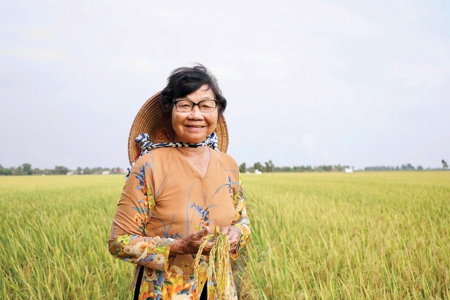 Người phụ nữ đánh thức vùng đất phèn bằng 'con trâu sắt'- Ảnh 1.