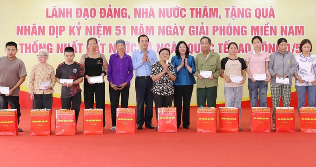 Chủ tịch MTTQ Việt Nam tặng qu&agrave; cho 320 gia đ&igrave;nh ch&iacute;nh s&aacute;ch, hộ ngh&egrave;o- Ảnh 1.