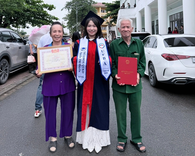 Nữ thủ khoa &lsquo;g&acirc;y b&atilde;o mạng&rsquo; khi đưa 29 người th&acirc;n đi dự lễ tốt nghiệp - Ảnh 2.
