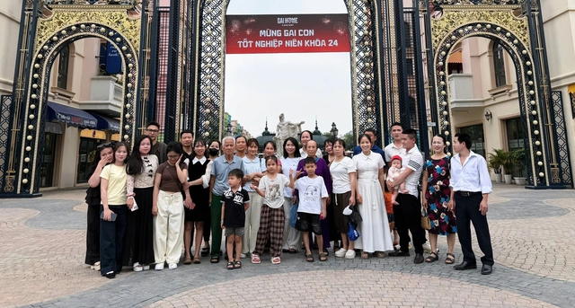 Nữ thủ khoa &lsquo;g&acirc;y b&atilde;o mạng&rsquo; khi đưa 29 người th&acirc;n đi dự lễ tốt nghiệp - Ảnh 4.