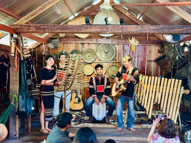 Ch&agrave;ng trai Việt - L&agrave;o 'thắp lửa' du lịch Bu&ocirc;n Đ&ocirc;n- Ảnh 1.