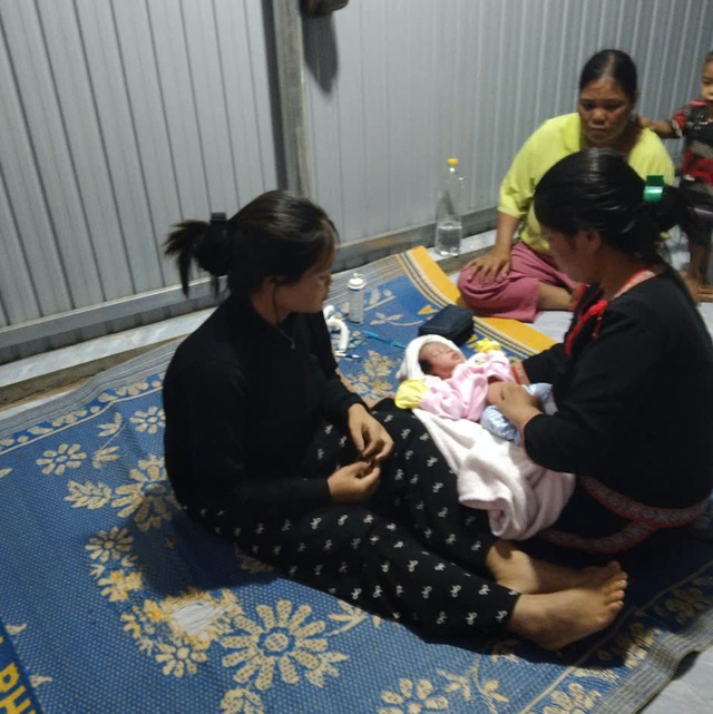 Ngọn gi&oacute; l&agrave;nh C&ocirc; đỡ th&ocirc;n bản- Ảnh 3.