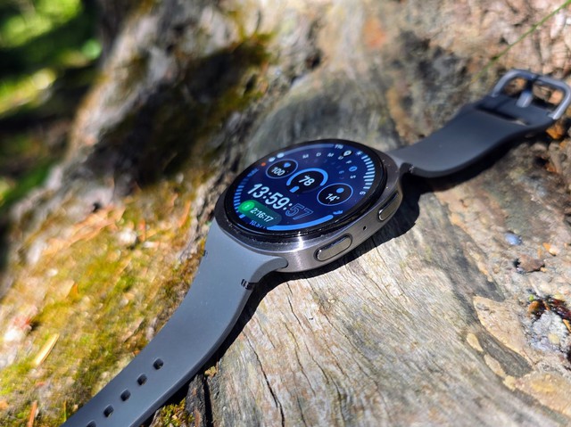 5 mẫu smartwatch Android gi&aacute; 'mềm' c&oacute; thể thay thế Apple Watch - Ảnh 1.