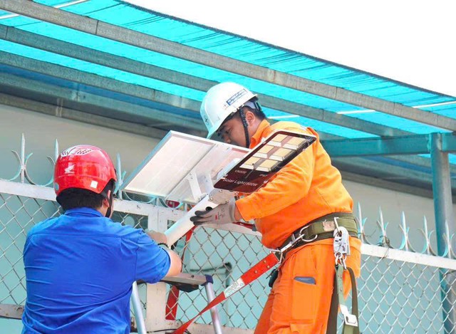 Những tr&aacute;i tim lu&ocirc;n nhiệt huyết, hết l&ograve;ng v&igrave; kh&aacute;ch h&agrave;ng ở điện lực... 'nh&agrave; t&ocirc;i' - Ảnh 2.