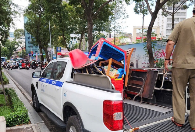 Xe b&aacute;nh m&igrave;, tủ nước m&iacute;a bị tạm giữ v&igrave; lấn chiếm vỉa h&egrave; trung t&acirc;m TP.HCM - Ảnh 4.
