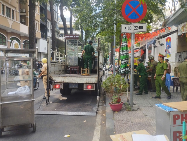 Xe b&aacute;nh m&igrave;, tủ nước m&iacute;a bị tạm giữ v&igrave; lấn chiếm vỉa h&egrave; trung t&acirc;m TP.HCM - Ảnh 3.