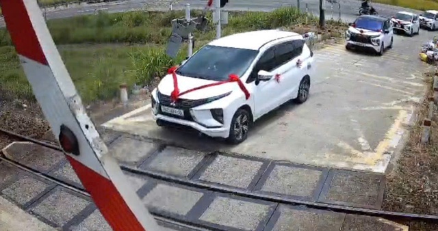 &lsquo;Liều m&igrave;nh&rsquo; vượt đ&egrave;n đỏ băng qua đường sắt, t&agrave;i xế xe đ&aacute;m cưới bị phạt nặng- Ảnh 1.