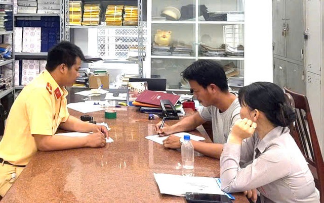 &lsquo;Liều m&igrave;nh&rsquo; vượt đ&egrave;n đỏ băng qua đường sắt, t&agrave;i xế xe đ&aacute;m cưới bị phạt nặng- Ảnh 2.