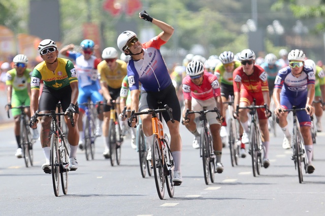 Tay đua New Zealand của đội Vĩnh Long gi&agrave;nh chiến thắng tr&ecirc;n đất T&acirc;y Đ&ocirc; ở C&uacute;p truyền h&igrave;nh TP.HCM- Ảnh 4.