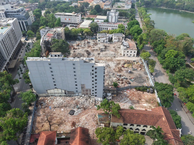 Mặt bằng c&ocirc;ng vi&ecirc;n ph&iacute;a đ&ocirc;ng hồ Ho&agrave;n Kiếm dần lộ diện- Ảnh 1.