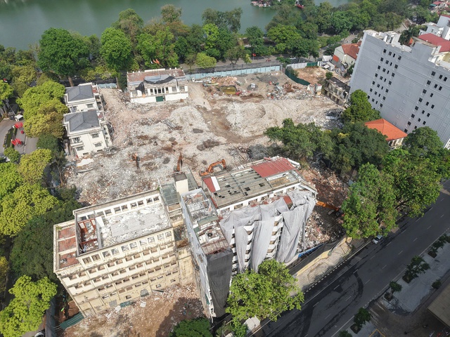 Mặt bằng c&ocirc;ng vi&ecirc;n ph&iacute;a đ&ocirc;ng hồ Ho&agrave;n Kiếm dần lộ diện- Ảnh 2.