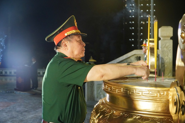 Đại tướng Nguyễn Trọng Nghĩa viếng nghĩa trang, thăm gia đ&igrave;nh ch&iacute;nh s&aacute;ch tại Gia Lai- Ảnh 1.