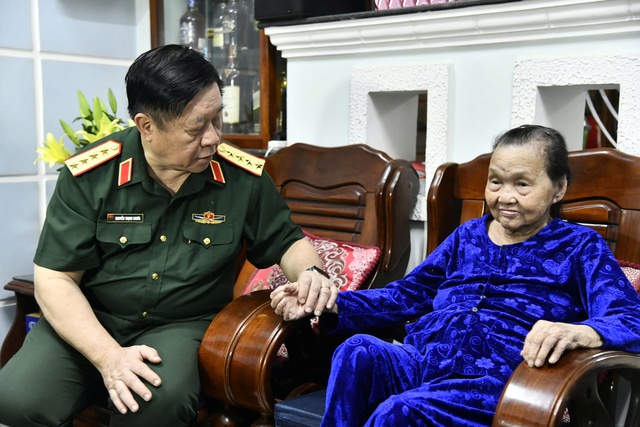 Đại tướng Nguyễn Trọng Nghĩa viếng nghĩa trang, thăm gia đ&igrave;nh ch&iacute;nh s&aacute;ch tại Gia Lai- Ảnh 3.