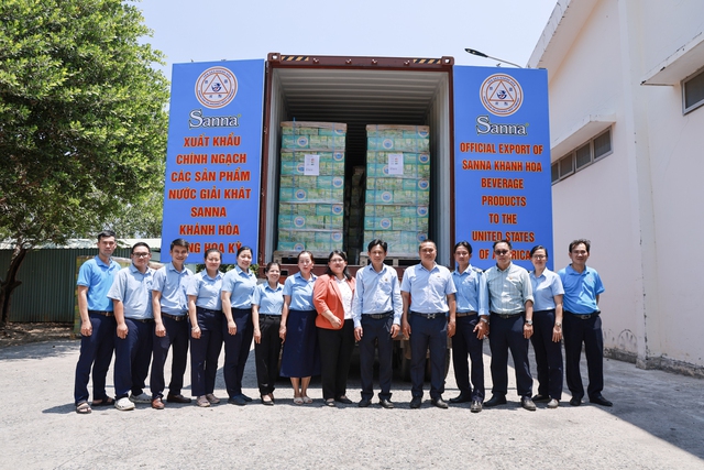 Sanna Kh&aacute;nh H&ograve;a lần đầu xuất khẩu nước giải kh&aacute;t sang Mỹ- Ảnh 1.