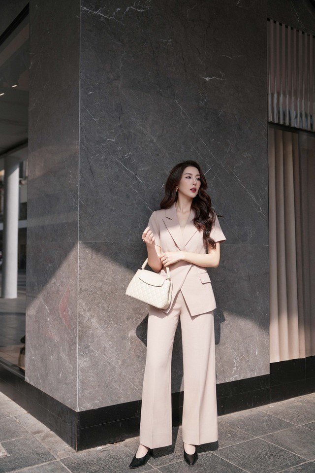 Biến tấu giúp chiếc áo vest trở nên mềm mại hơn  - Ảnh 1.