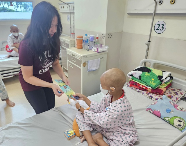 Hỗ trợ bệnh nhi c&oacute; ho&agrave;n cảnh kh&oacute; khăn tại Bệnh viện Ung bướu TP.HCM - Ảnh 1.