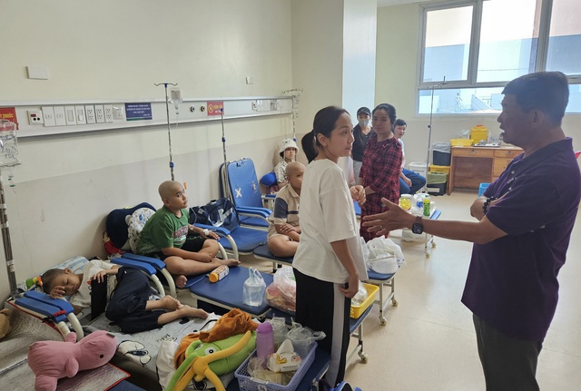 Hỗ trợ bệnh nhi c&oacute; ho&agrave;n cảnh kh&oacute; khăn tại Bệnh viện Ung bướu TP.HCM - Ảnh 5.