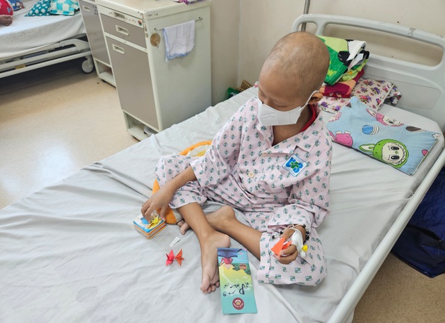 Hỗ trợ bệnh nhi c&oacute; ho&agrave;n cảnh kh&oacute; khăn tại Bệnh viện Ung bướu TP.HCM - Ảnh 2.