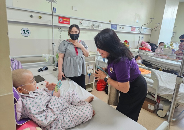 Hỗ trợ bệnh nhi c&oacute; ho&agrave;n cảnh kh&oacute; khăn tại Bệnh viện Ung bướu TP.HCM - Ảnh 3.