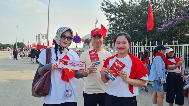  Mỹ Đình đông khán giả từ sớm, nhiều người săn vé thành công- Ảnh 1.