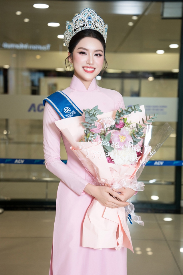 Hoa hậu Phương Oanh khoe 'bộ sưu tập' giấy khen - Ảnh 1.