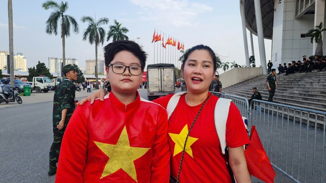  Mỹ Đình đông khán giả từ sớm, nhiều người săn vé thành công- Ảnh 15.