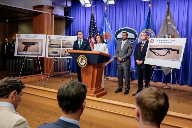 Nghi phạm nổ súng bị buộc tội mưu sát Tổng thống Trump- Ảnh 1.