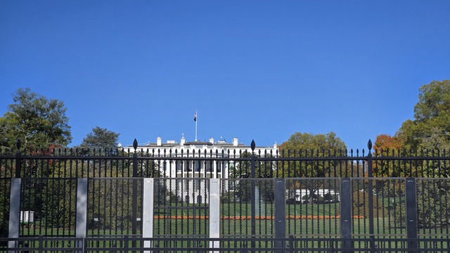 Cuộc 'Cách mạng văn hóa' của Tổng thống Trump leo thang - Ảnh 1.