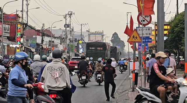  Tài xế phanh cháy đường vì biển báo bị che khuất - Ảnh 4.