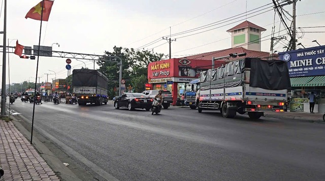  Tài xế phanh cháy đường vì biển báo bị che khuất - Ảnh 6.