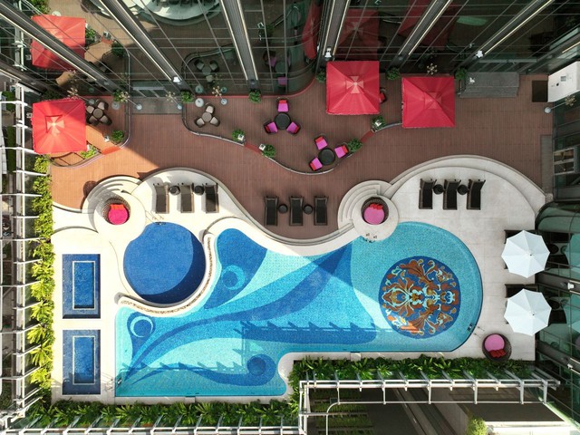 Tận hưởng kỳ nghỉ đẳng cấp v&agrave; kh&aacute;m ph&aacute; vẻ đẹp th&agrave;nh phố c&ugrave;ng The Reverie Saigon - Ảnh 6.