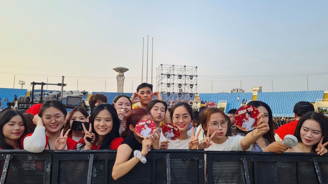  Mỹ Đình đông khán giả từ sớm, nhiều người săn vé thành công- Ảnh 2.