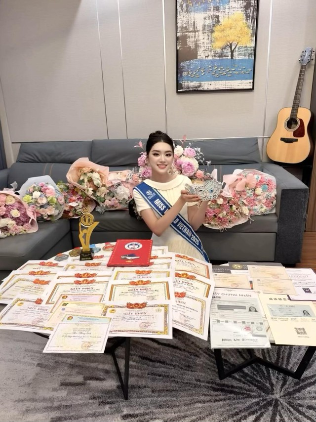 Hoa hậu Phương Oanh khoe 'bộ sưu tập' giấy khen - Ảnh 2.