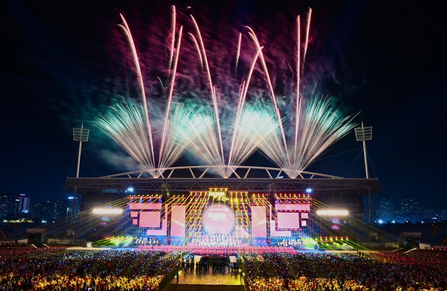 40.000 kh&aacute;n giả h&ograve;a nhịp y&ecirc;u nước c&ugrave;ng &lsquo;&Acirc;m vang Tổ quốc&rsquo;- Ảnh 1.