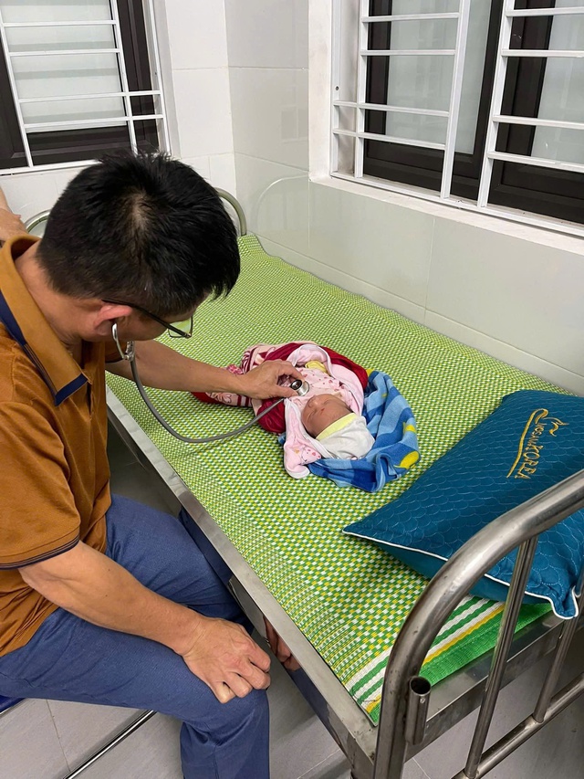 Bé trai Nghệ An bị bỏ rơi trong đêm cùng 600.000 đồng và lá thư của mẹ - Ảnh 4.