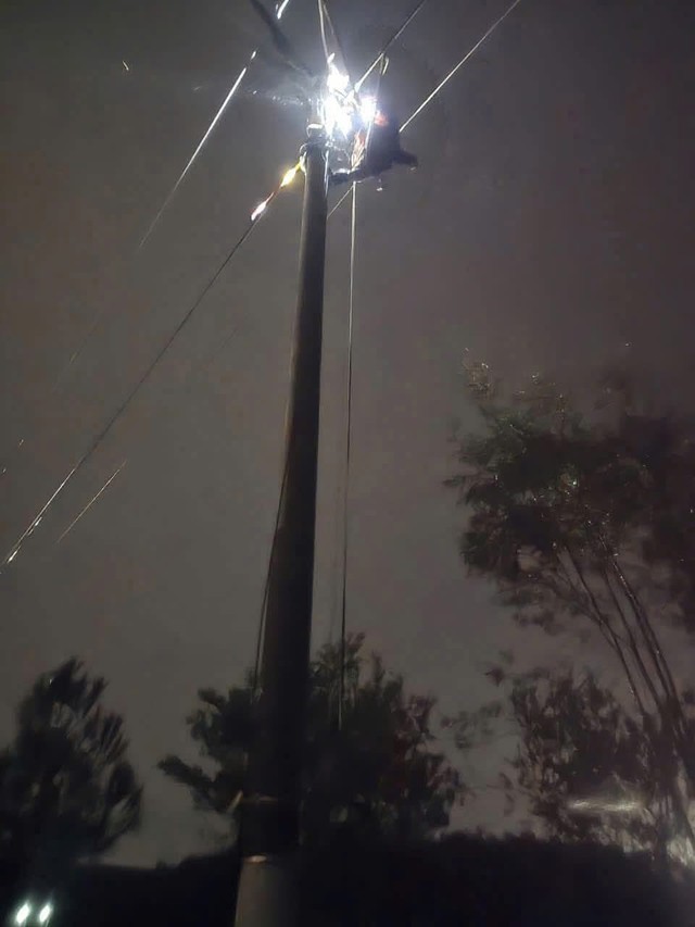 Giữa th&agrave;nh phố rực s&aacute;ng &aacute;nh điện, nhớ về một thời đ&egrave;n dầu 'ch&acirc;n &aacute;i'... - Ảnh 1.