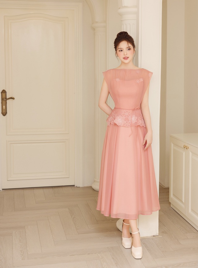 Hè đến, chị em cứ diện trang phục sáng màu là vẻ ngoài lập tức trẻ trung - Ảnh 2.