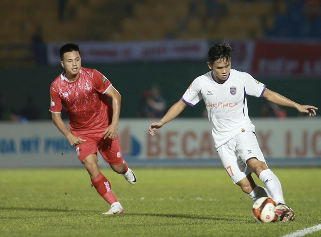 CLB C&ocirc;ng an TP.HCM c&oacute; đang l&atilde;ng ph&iacute; ch&acirc;n tạt c&aacute;nh si&ecirc;u hạng? - Ảnh 2.