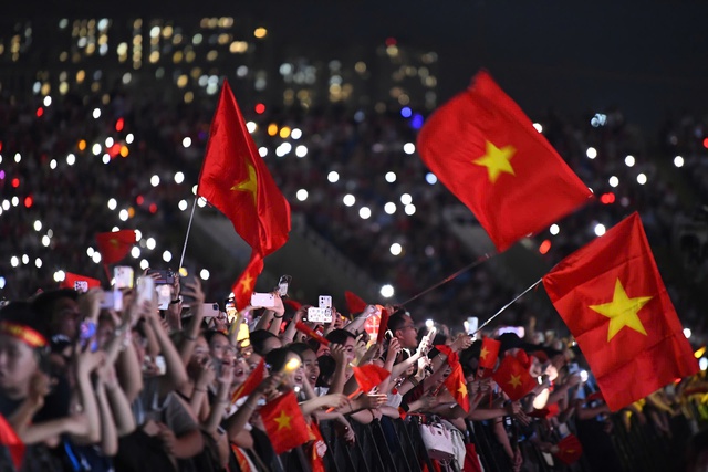 40.000 kh&aacute;n giả h&ograve;a nhịp y&ecirc;u nước c&ugrave;ng &lsquo;&Acirc;m vang Tổ quốc&rsquo;- Ảnh 15.