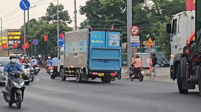  Tài xế phanh cháy đường vì biển báo bị che khuất - Ảnh 5.