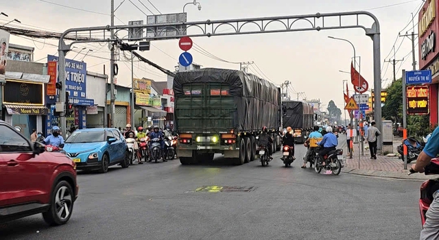  Tài xế phanh cháy đường vì biển báo bị che khuất - Ảnh 3.