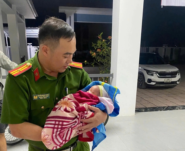 Bé trai Nghệ An bị bỏ rơi trong đêm cùng 600.000 đồng và lá thư của mẹ - Ảnh 1.