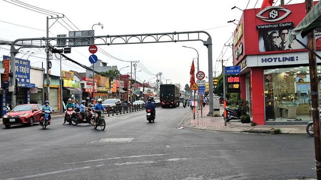 Lắp th&ecirc;m biển cảnh b&aacute;o tr&ecirc;n Tỉnh lộ 8 sau phản &aacute;nh của B&aacute;o Thanh Ni&ecirc;n - Ảnh 2.