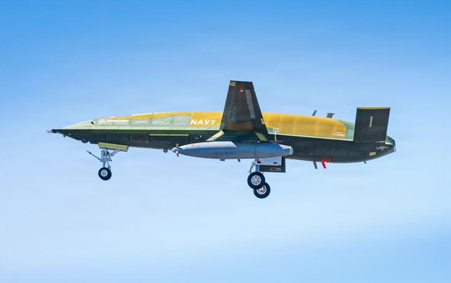 Boeing, US Navy achieve successful test flight of unmanned refueling plane - Ảnh 1.